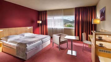 Caja de seguridad en la habitación, escritorio y cortinas blackout