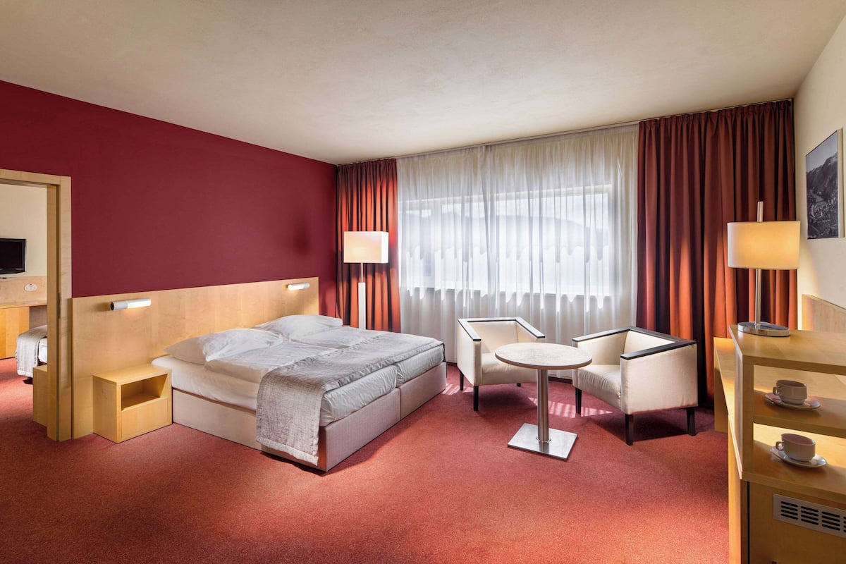 suite, 2 bedrooms | in-room safe, desk, blackout curtains, soundproofing