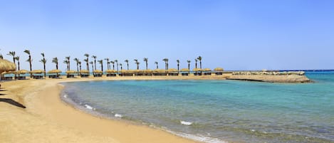 Privatstrand, Liegestühle, Sonnenschirme, Strandtücher