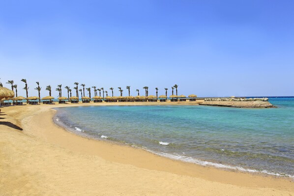 Privat strand, solsenger, parasoller og strandhåndklær