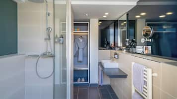 The Innside Premium Room | Badezimmer | Umweltfreundliche Kosmetikartikel, Haartrockner, Handtücher, Seife