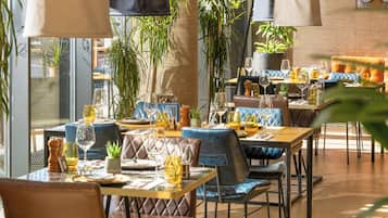 Se sirven comidas, cenas y cocina local e internacional