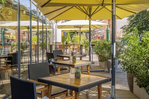 Lunch and dinner served, local and international cuisine - INNSiDE by Meliá Berlin Mitte (Berlin)