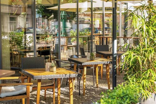 Mittagessen und Abendessen, lokale und internationale Küche