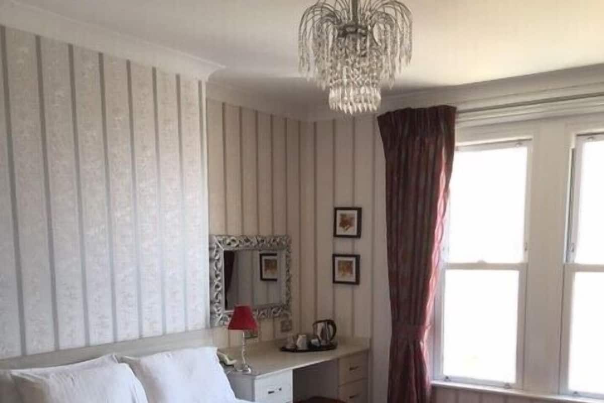 Double Room (Room33)