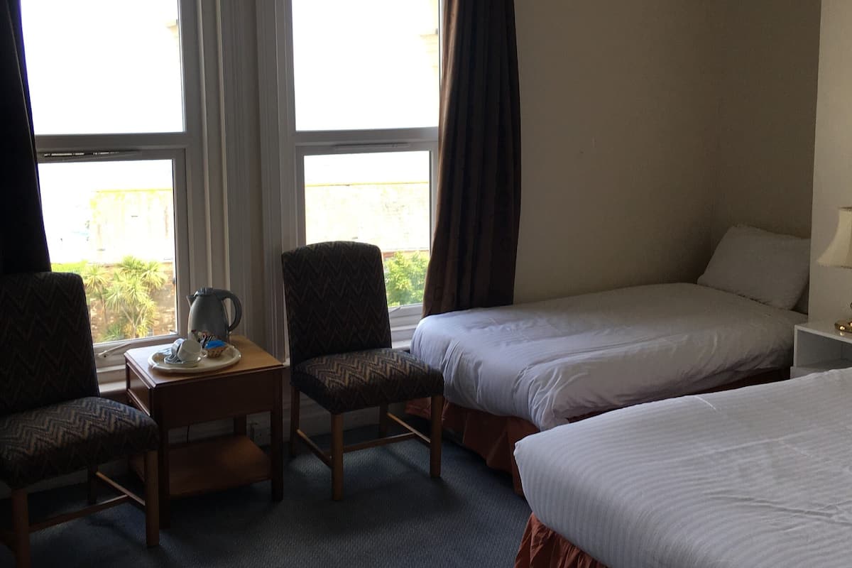 Kamar Quadruple (Room21)