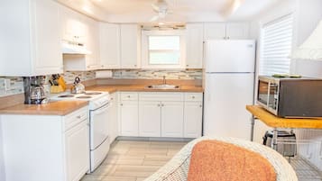 Cottage, 2 Bedrooms | Private kitchen
