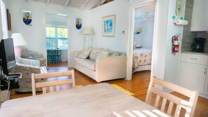 ChaumiÚre, 1 chambre | Aire de séjour | Téléviseur à écran plat