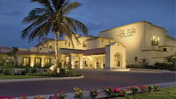Outdoor pool, open 9:00 AM to 9:00 PM, pool umbrellas, pool loungers