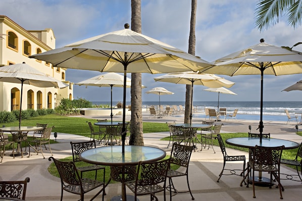 2 restaurants, breakfast, lunch, dinner served; seafood