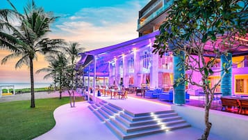 2 restaurants, breakfast served