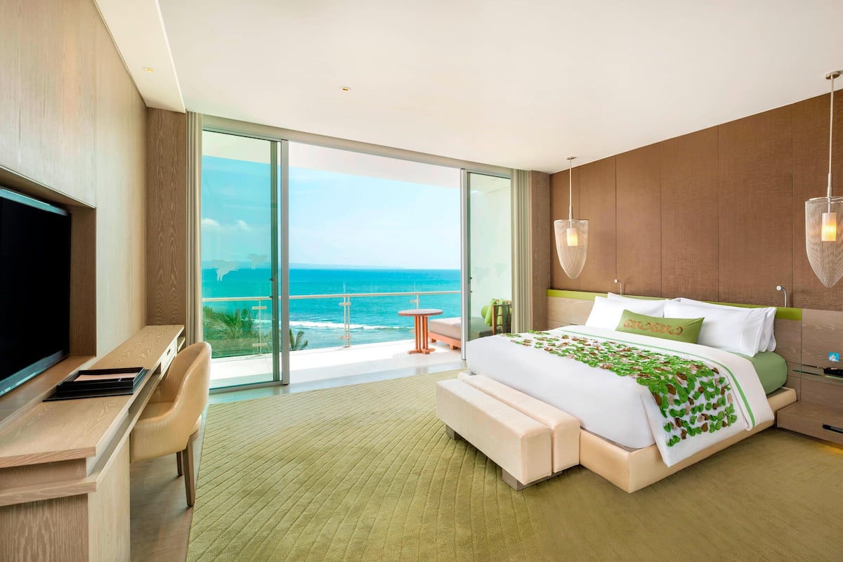 Egyptian cotton sheets, premium bedding, minibar, in-room safe