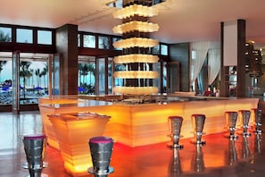 3 bares o lounges, bar de cocteles