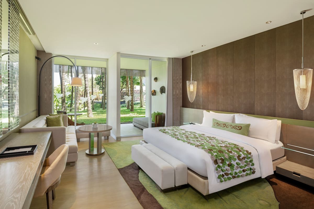 Room, 1 King Bed, Non Smoking, Balcony | 1 bedroom, Egyptian cotton sheets, premium bedding, minibar