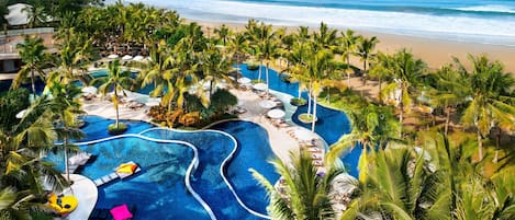 Piscine extérieure, chaises longues