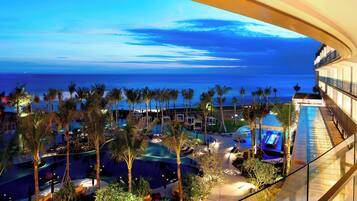 Suite, 1 slaapkamer, niet-roken, uitzicht op zee | 1 slaapkamer, lakens van Egyptisch katoen, luxe beddengoed, een minibar