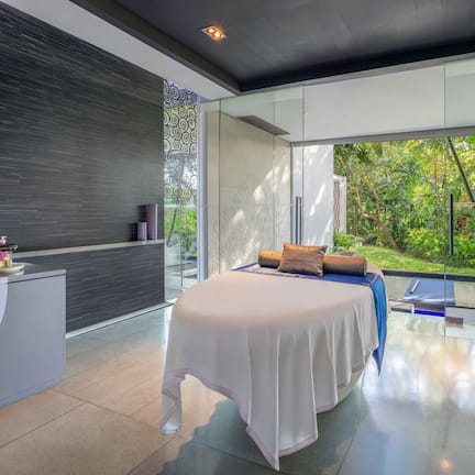 Couples treatment rooms, hot tub, Turkish bath, body treatments