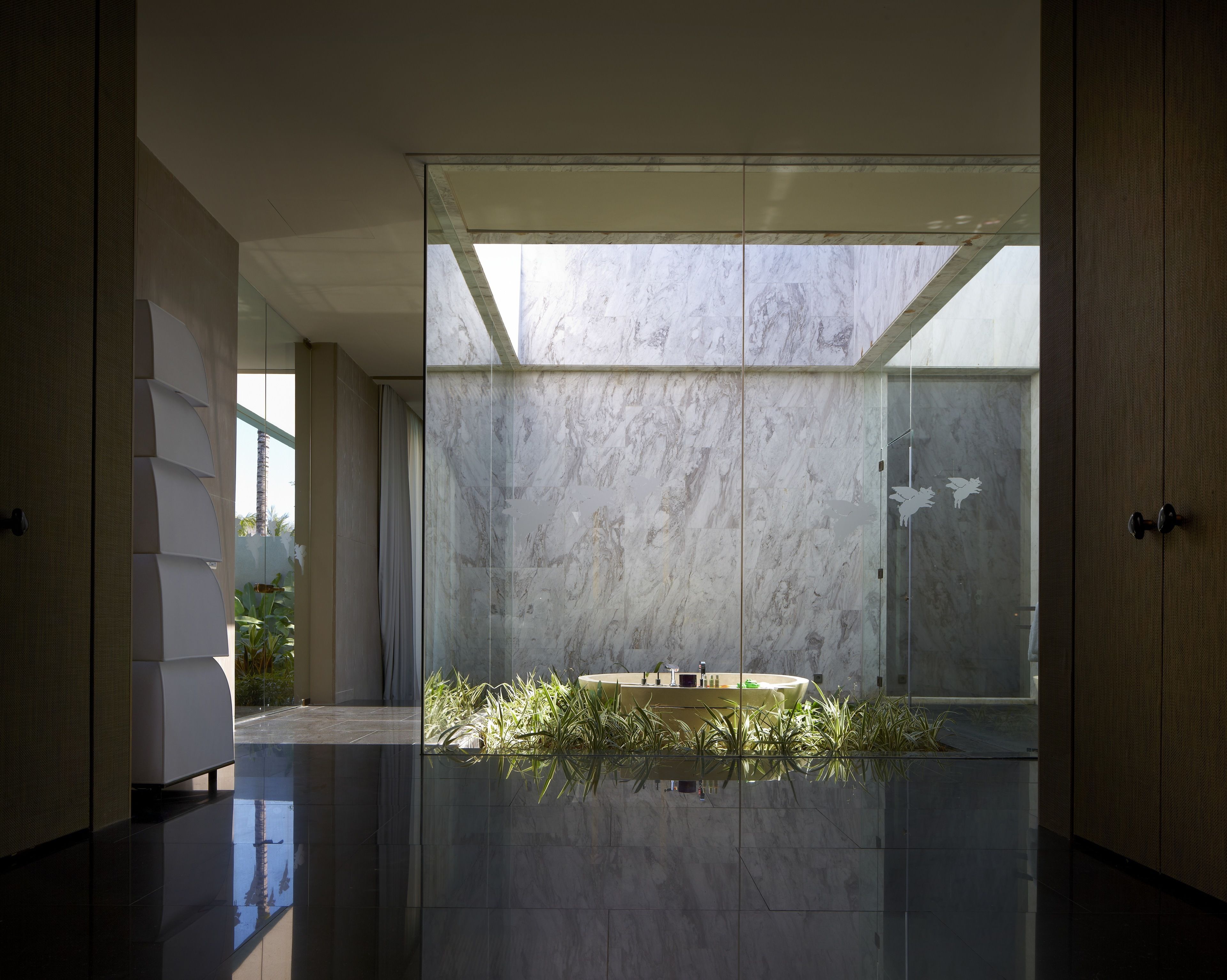Separate tub and shower, deep soaking tub, rainfall showerhead