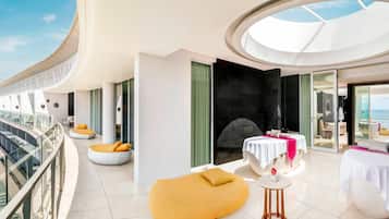 Penthouse, 2 chambres, balcon (Penthouse Bi-Level Suite) | Salle de bain | Baignoire et douche séparées, baignoire relaxante profonde