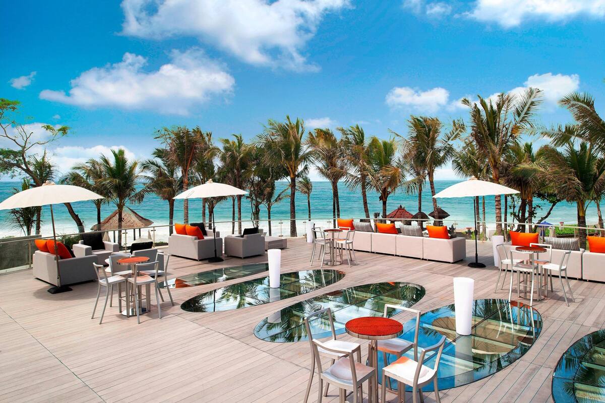 2 restaurants, breakfast served