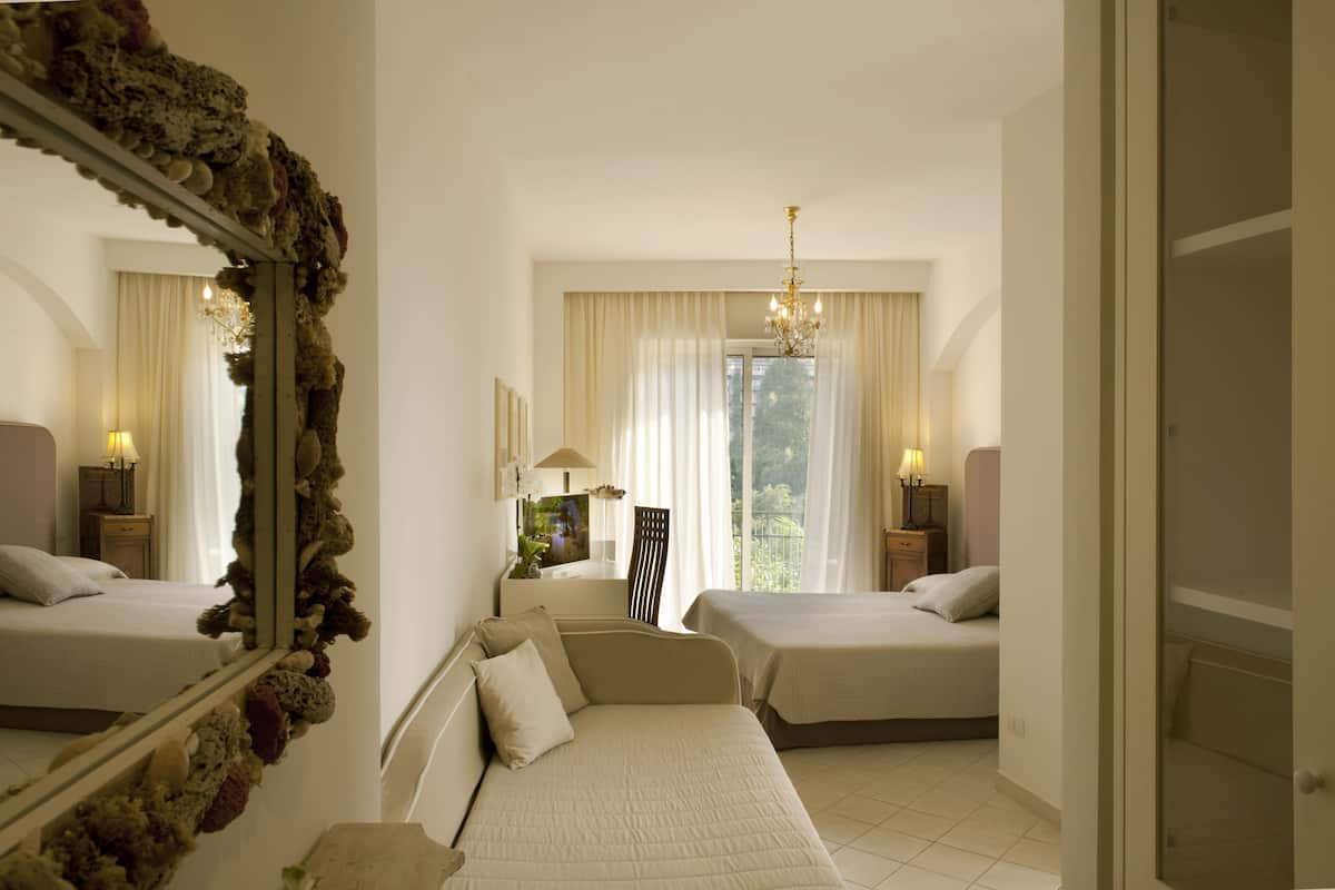 Chambre Deluxe, balcon, vue partielle sur la mer
