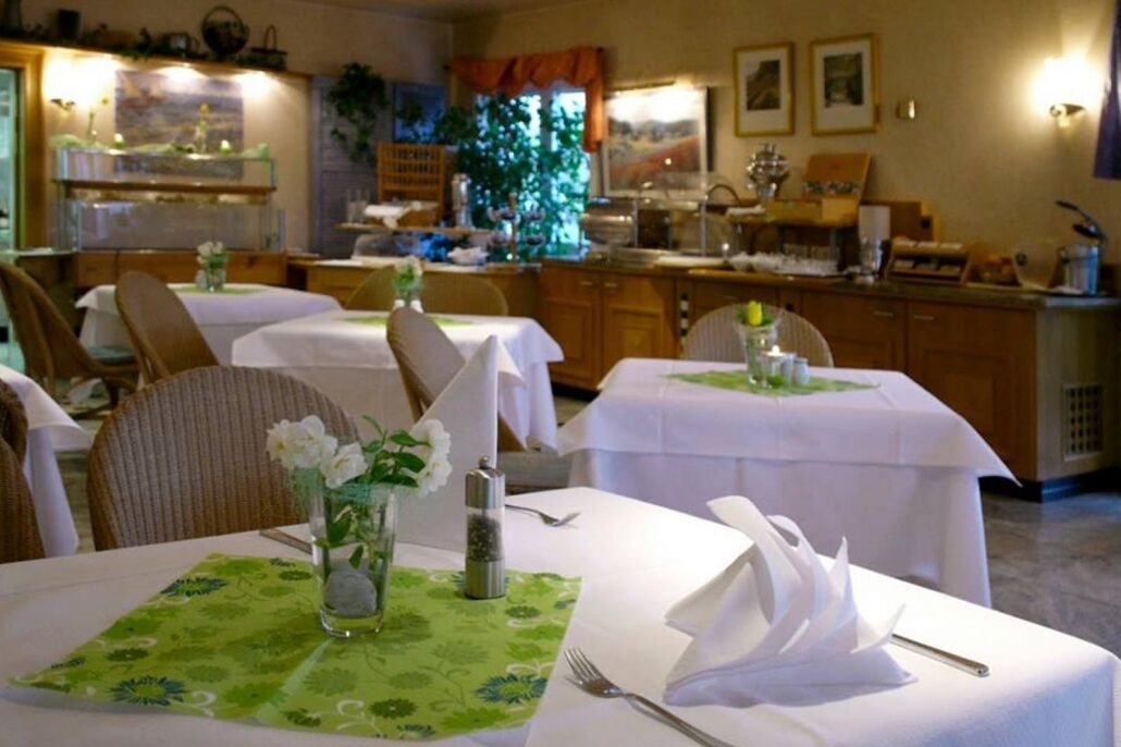 breakfast, lunch, dinner served; international cuisine