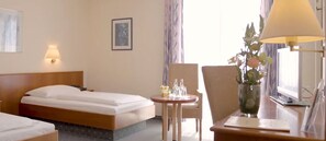 Muebles diferentes, escritorio, tabla de planchar con plancha y cunas 