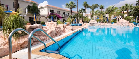 Außenpool (je nach Saison geöffnet), Sonnenschirme, Liegestühle