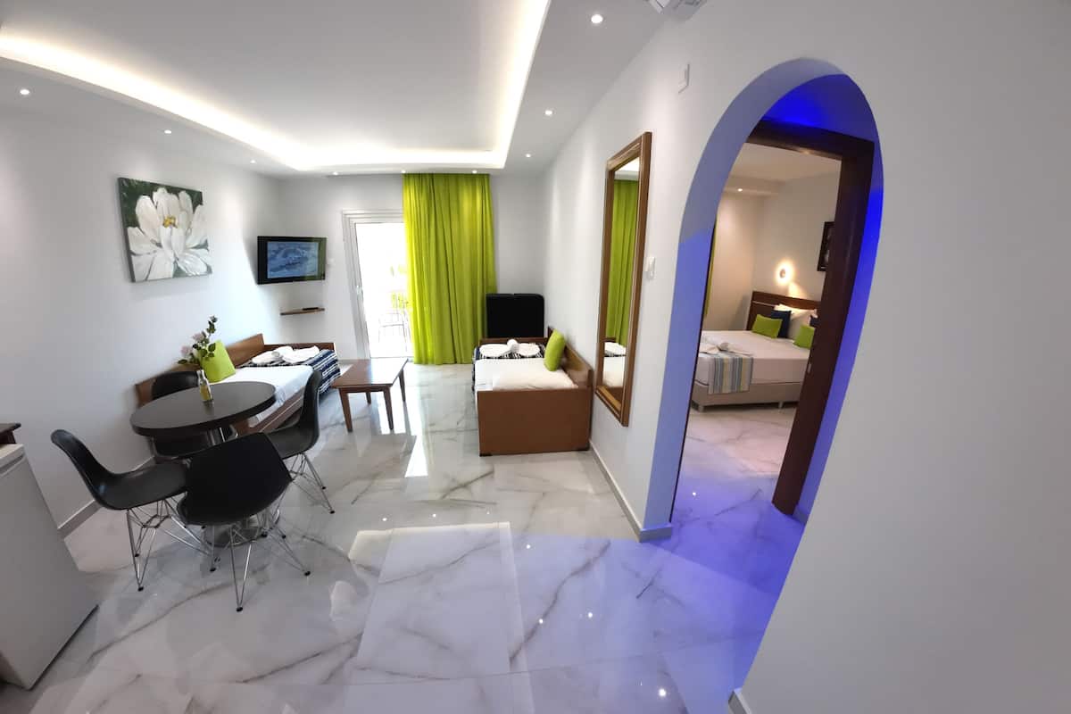 Deluxe-Apartment (4 people) | 1 Schlafzimmer, Zimmersafe, schallisolierte Zimmer, kostenloses WLAN
