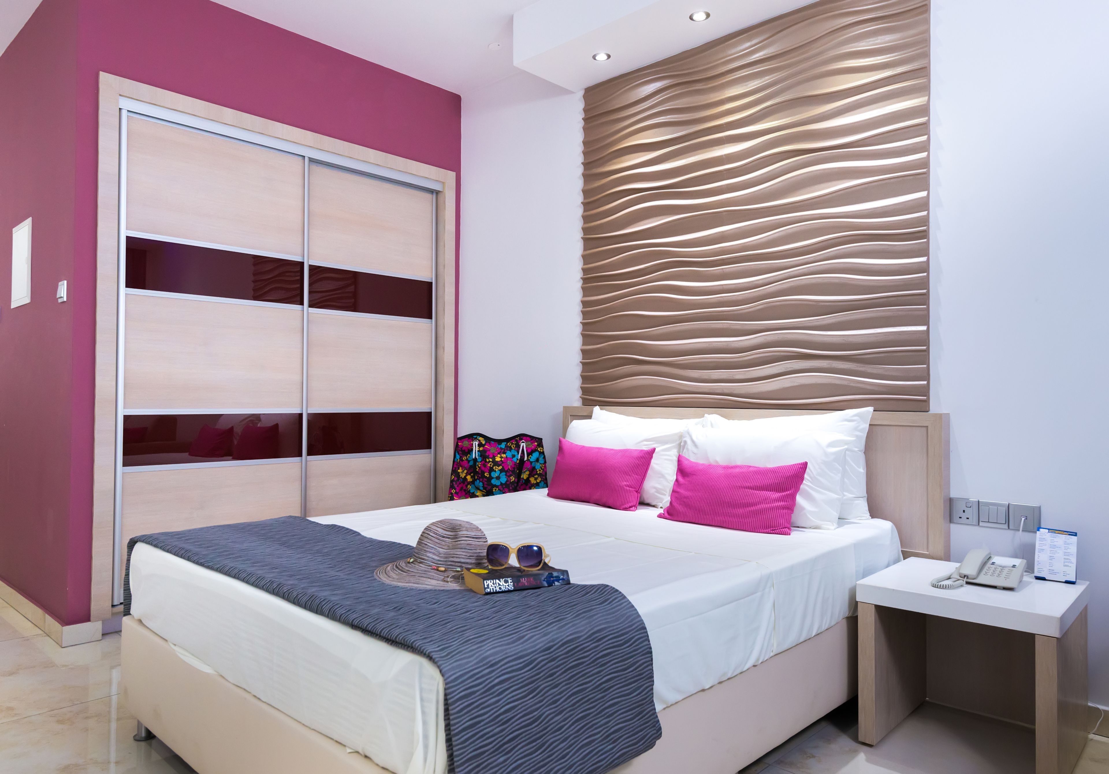 In-room safe, soundproofing, free WiFi, bed sheets