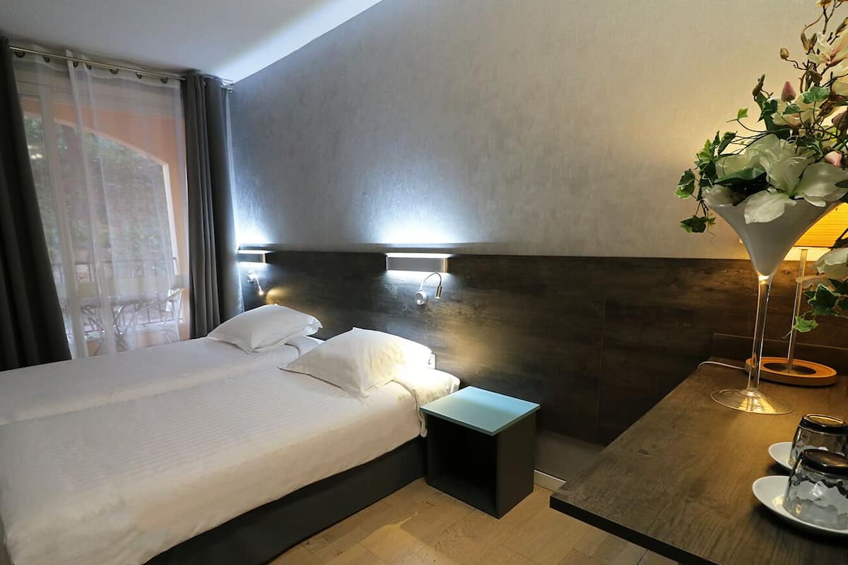 Twin kamer | Een bureau, geluiddichte muren, babybedden, gratis wifi