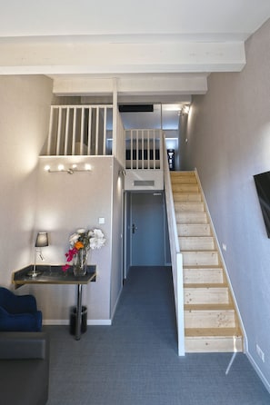 Studio Suite Keluarga, 1 Tempat Tidur Queen dengan tempat tidur Sofa, balkon, lantai mezzanine | Area keluarga | TV layar datar