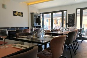 Déjeuner et dîner servis sur place, spécialités Cuisine française