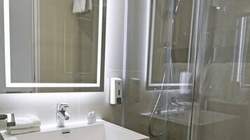 Deluxe Twin Room, Balcony | Bathroom | Free toiletries, hair dryer, bidet, towels