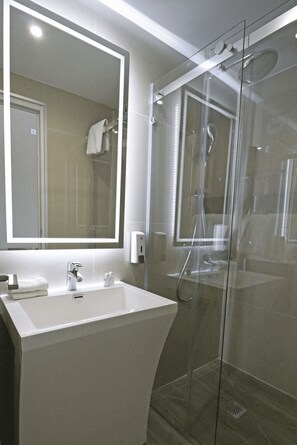 Camera Deluxe con 2 letti singoli, balcone | Bagno | Set di cortesia gratuito, asciugacapelli, bidet, asciugamani