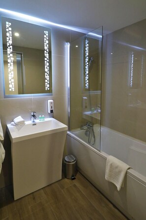 Familien-Studiosuite, 1 Queen-Bett und Schlafsofa, Balkon, Zwischengeschoss | Badezimmer | Kostenlose Toilettenartikel, Haartrockner, Bidet, Handtücher