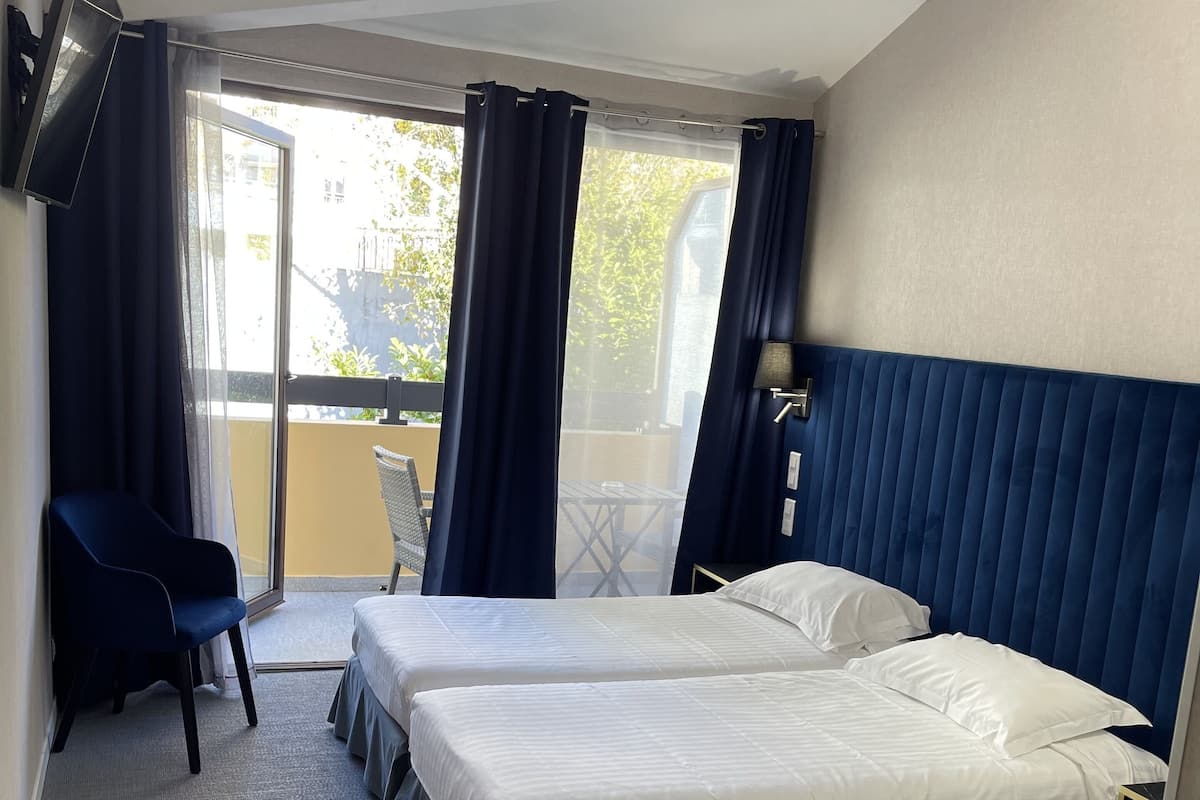 Deluxe Twin kamer, balkon | Een bureau, geluiddichte muren, babybedden, gratis wifi