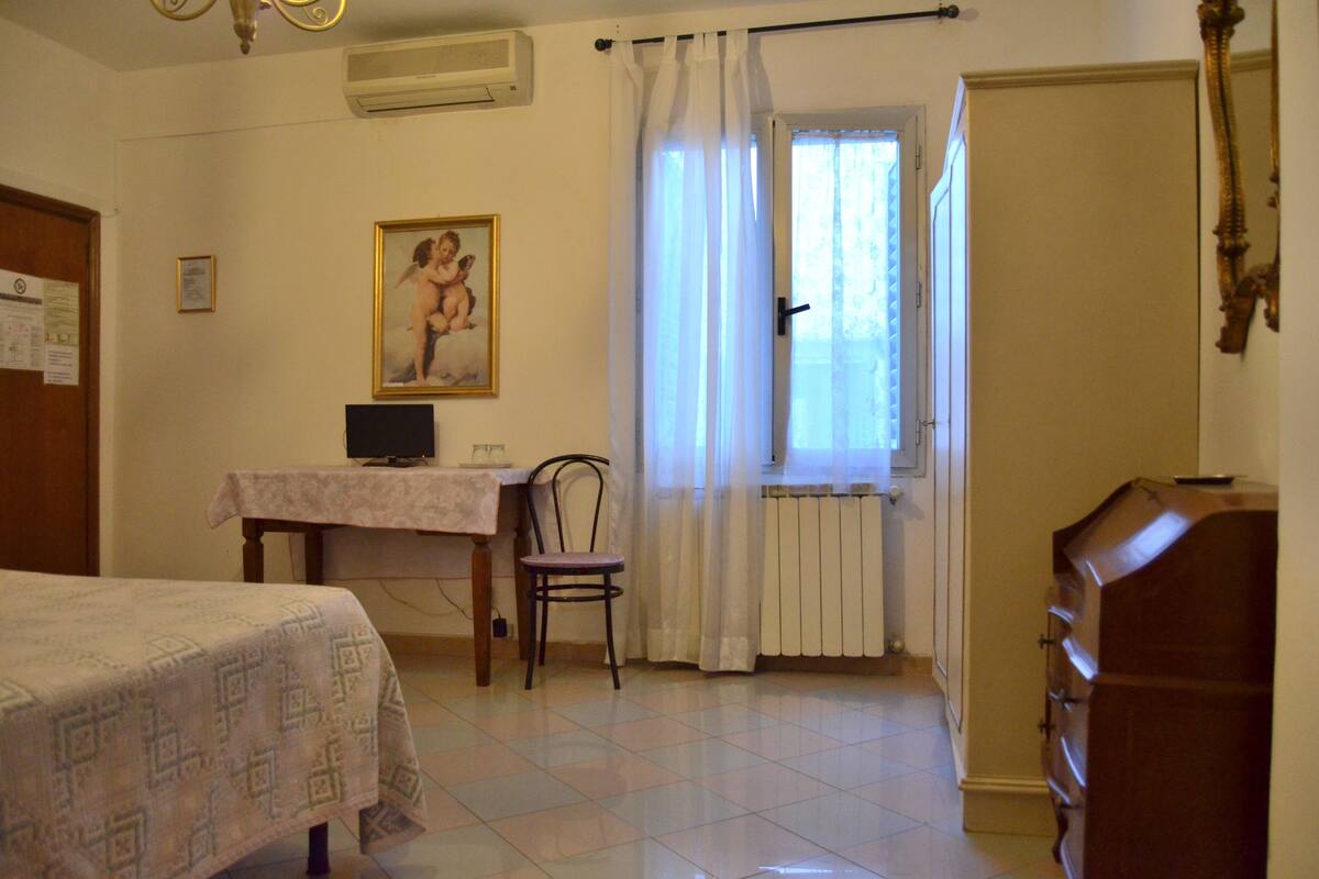 Double Room, Private Bathroom | Desk, rollaway beds (surcharge), WiFi (free)