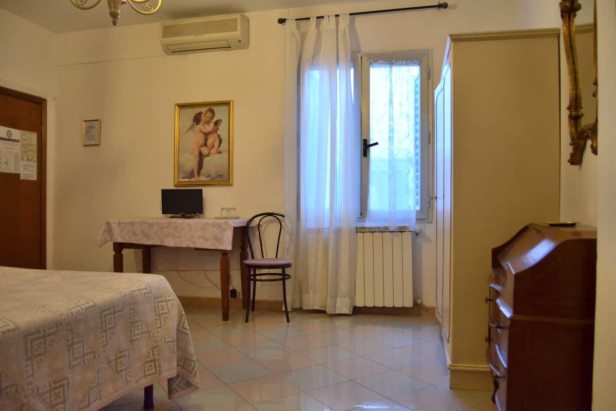 Habitación doble, baño privado | Escritorio, camas extra y wifi gratis