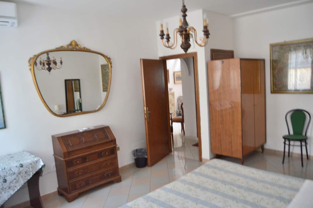 Habitación doble, baño compartido | Escritorio, camas extra y wifi gratis