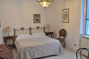 Habitación doble, baño privado | Escritorio, camas supletorias, wifi gratis