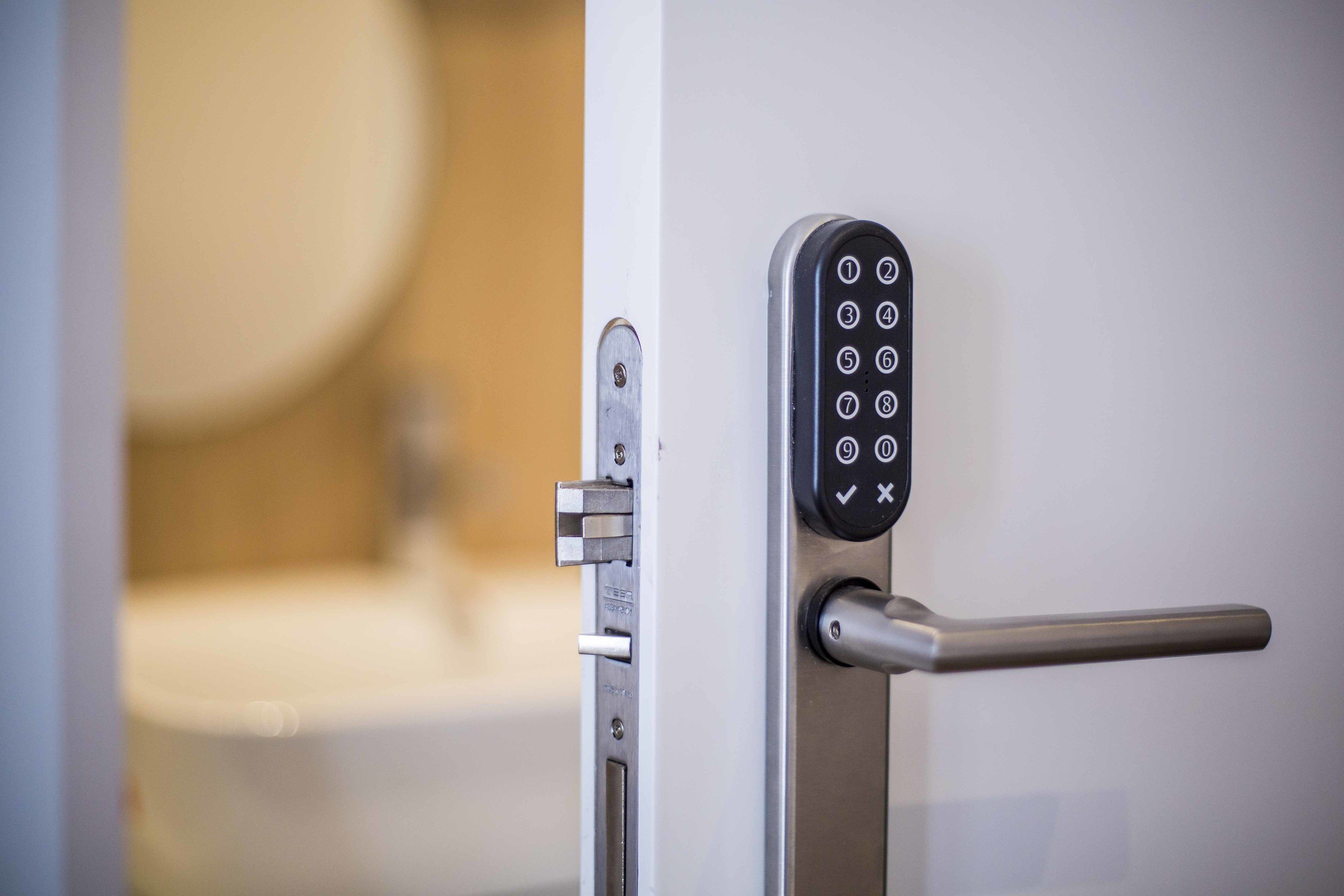 Une porte moderne dotée d’un système de verrouillage à clavier numérique.