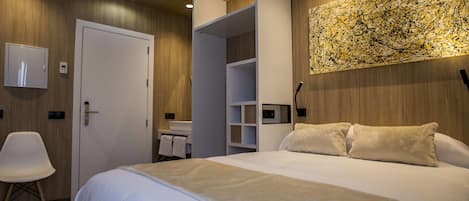 Double Room, Private Bathroom | Premium bedding, down duvets, memory-foam beds, desk