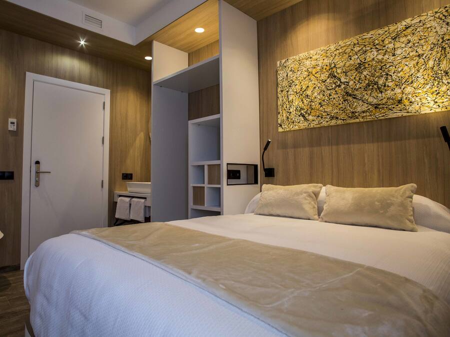 Double Room, Private Bathroom | Premium bedding, down comforters, memory foam beds, desk