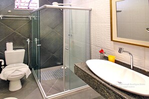 Superior Room | Bathroom | Shower, hair dryer, towels, soap - Villa Araçá Boutique Hotel (Lauro de Freitas)