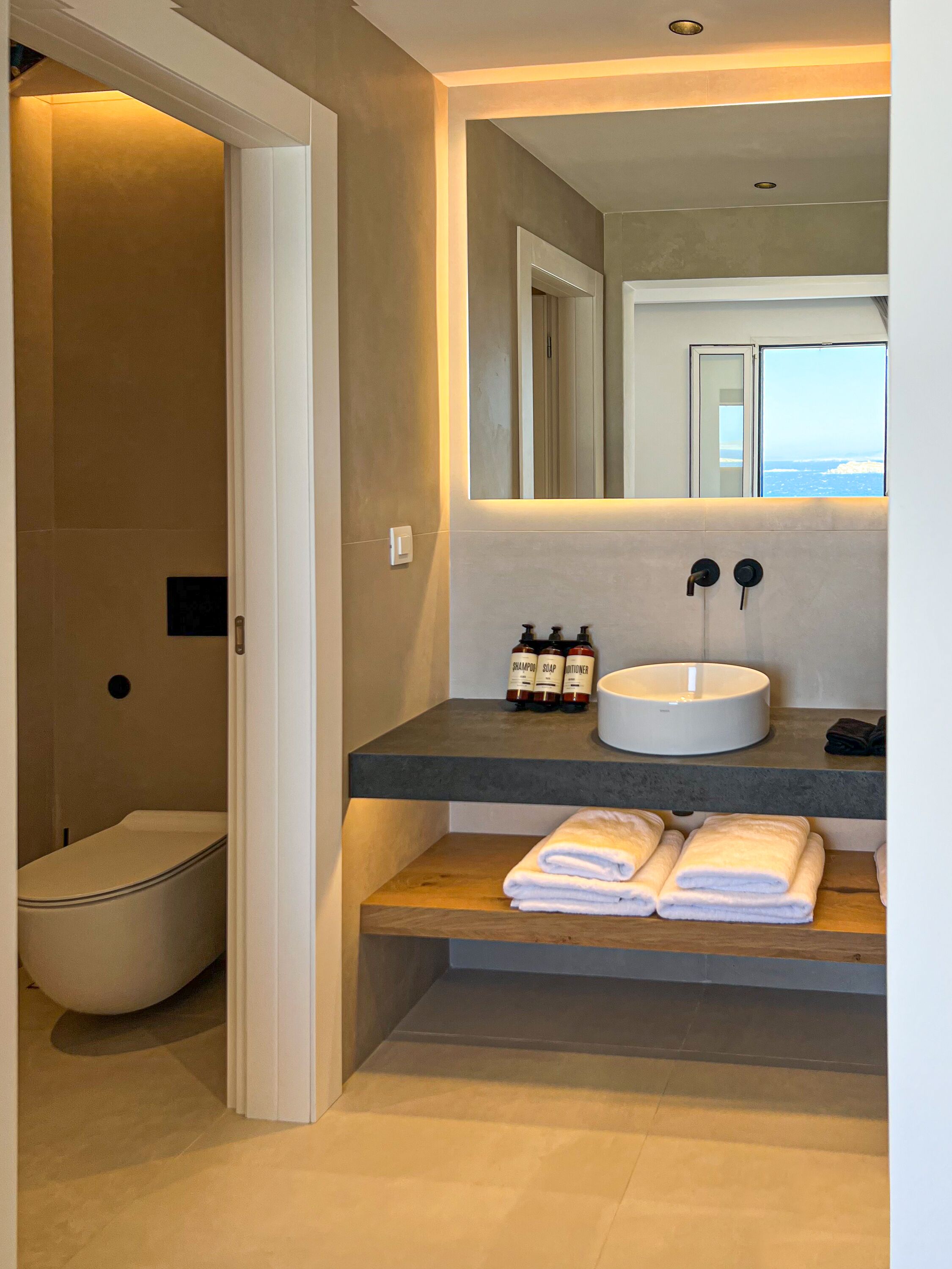 Suite junior, vista al mar | Baño | Secadora de cabello, batas, toallas 