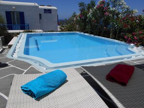 Suite de lujo, alberca privada, vista parcial al mar | Terraza o patio