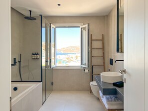 Suite ejecutiva, vistas al mar | Baño | Secador de pelo, albornoces y toallas