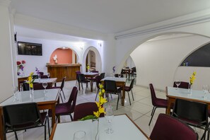 Daily continental breakfast (COP 10000 per person)