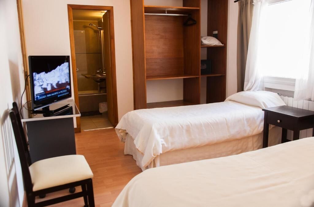 Caja de seguridad en la habitación y espacio para trabajar con laptop 